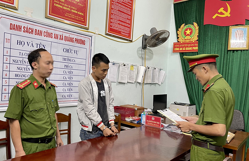 Tống đạt Quyết định khởi tố vụ án, khởi tố bị can và ra Lệnh bắt tạm giam đối với Trần Anh Đức đã thực hiện 2 vụ trộm trên địa bàn xã Quảng Phương (huyện Quảng Trạch).