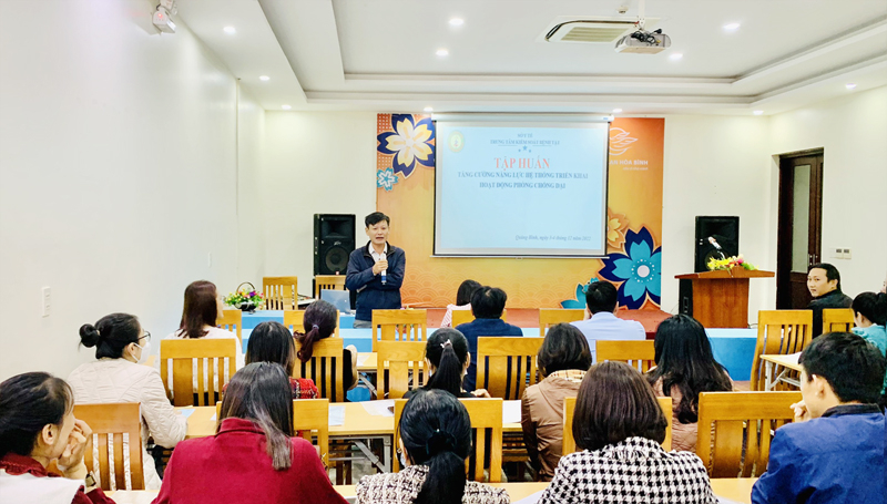 Cán bộ CDC Quảng Bình truyền đạt nhiều nội dung quan trọng về phòng, chống bệnh dại.