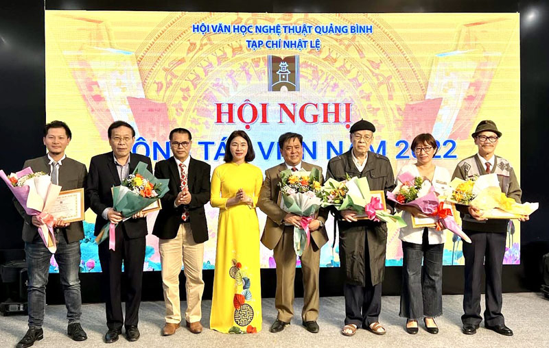 Lãnh đạo Tạp chí Nhật Lệ trao thưởng cho các cộng tác viên có nhiều đóng góp cho sự phát triển của tạp chí thời gian qua. 