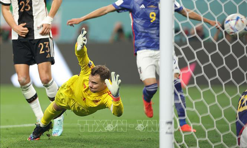 Thủ môn đội tuyển Đức Manuel Neuer không thể ngăn cản cú đệm bóng cận thành san bằng tỷ số 1-1 của Doan Ritsu (Nhật Bản), trong trận đấu thuộc bảng E. Ảnh: THX/TTXVN