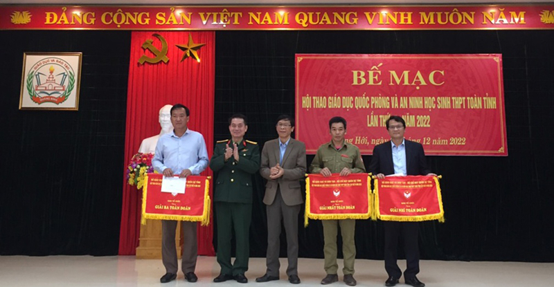 Ban tổ chức trao giải toàn đoàn đơn vị đạt giải cao tại hội thao