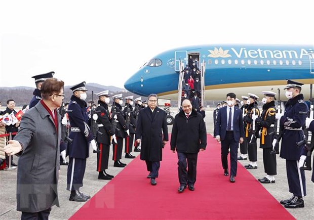Lễ đón Chủ tịch nước Nguyễn Xuân Phúc tại sân bay Thủ đô Seoul. (Ảnh: Thống Nhất/TTXVN)
