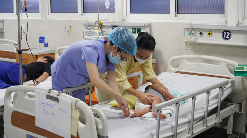 Trẻ SXH nặng đang được chăm sóc, điều trị tại đơn nguyên Hồi sức tích cực-Chống độc nhi-Sơ sinh (Khoa Nhi, Bệnh viện HNVN-CBĐH).