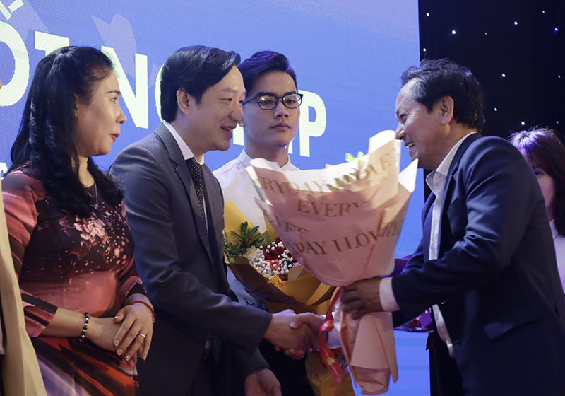 Đại diện lãnh đạo Sở Du lịch chúc mừng các học viên xuất sắc.