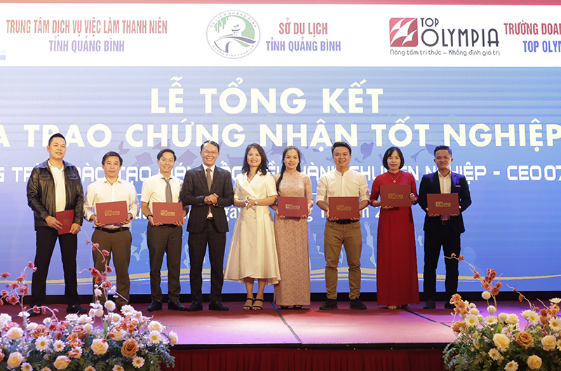 Trao giấy chứng nhận hoàn thành khóa học cho các học viên. 