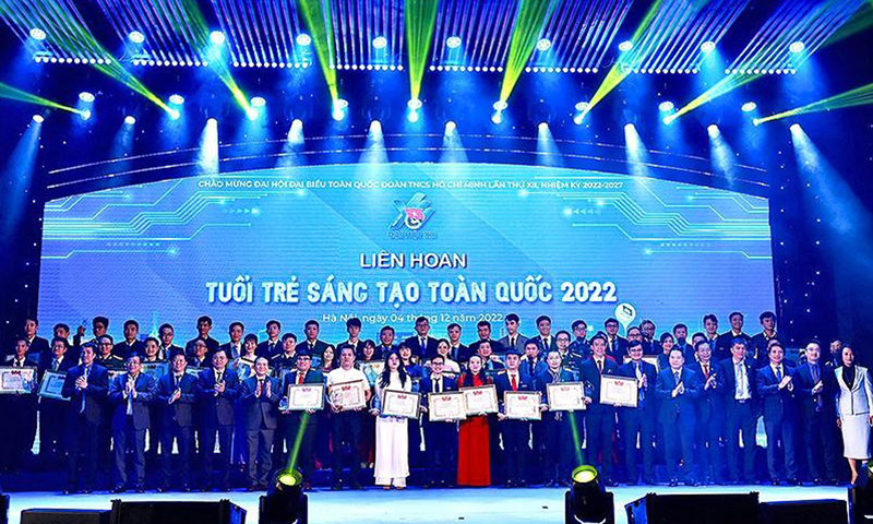 Đại diện lãnh đạo các ban, bộ, ngành, đoàn thể cùng tác giả, nhóm tác giả của 47 công trình, sản phẩm sáng tạo tiêu biểu tại buổi lễ.