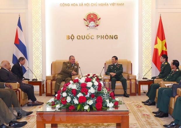Tổng Tham mưu trưởng Quân đội nhân dân Việt Nam Nguyễn Tân Cương tiếp Chủ nhiệm chính trị Các lực lượng vũ trang cách mạng Cuba Vicstor Rojo Ramos. (Ảnh: Trọng Đức/TTXVN)