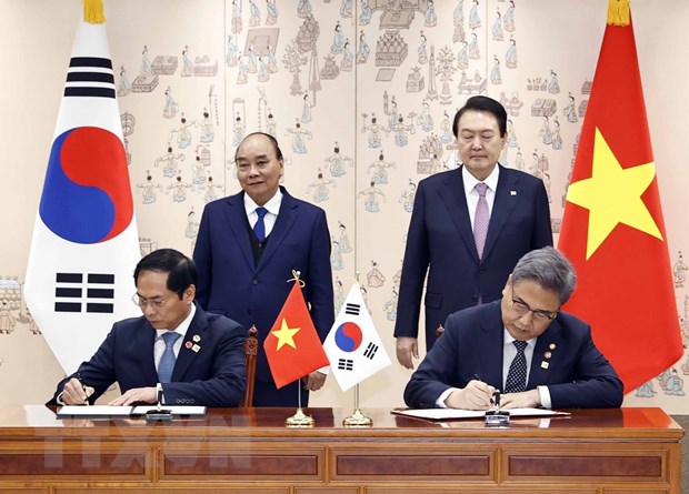 Chủ tịch nước Nguyễn Xuân Phúc và Tổng thống Hàn Quốc Yoon Suk-yeol chứng kiến lễ ký Biên bản ghi nhớ về việc thúc đẩy hợp tác trên cơ sở “Đối tác hợp tác chiến lược toàn diện” giữa Bộ Ngoại giao hai nước. (Ảnh: Thống Nhất/TTXVN)