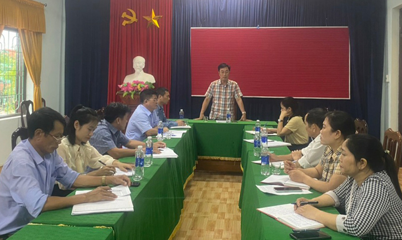 Các đại biểu tham dự buổi làm việc tại xã Xuân Ninh.
