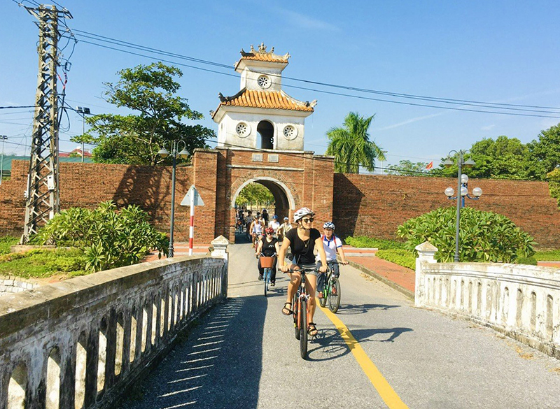 Du khách dạo quanh thành cổ Đồng Hới.