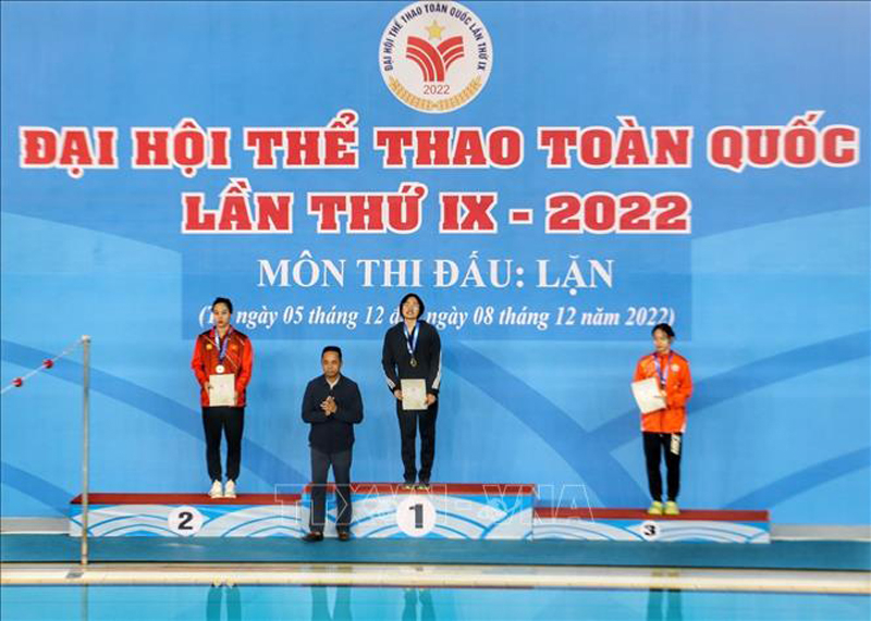 Trao giải nội dung Lặn vòi hơi chân vịt 100m nữ; Huy chương Vàng: Cao Thị Duyên (Thanh Hoá); Huy chương Bạc: Phạm Thị Thu (Hải Dương); Huy chương Đồng: Trần Phương Nhi (Hà Nội). Ảnh: Tuấn Đức/TTXVN
