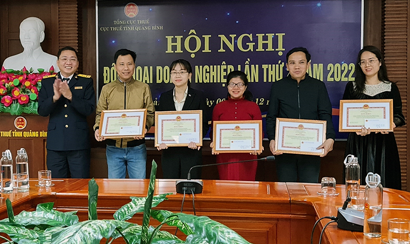 Lãnh đạo Cục Thuế tỉnh trao bằng khen của Bộ Tài chính cho 5 doanh nghiệp, đơn vị có nhiều đóng góp và chấp hành tốt nghĩa vụ thuế.