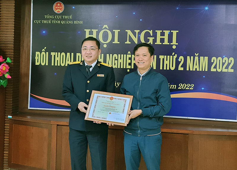 Lãnh đạo Cục Thuế tỉnh trao giấy khen của Tổng Cục thuế cho doanh nghiệp thực hiện tốt chính sách pháp luật thuế năm 2021.