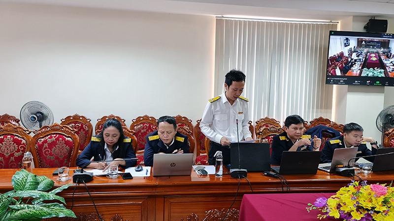 Đại diện Cục Thuế tỉnh trả lời câu hỏi, giải đáp vướng mắc của các DN, NNT.