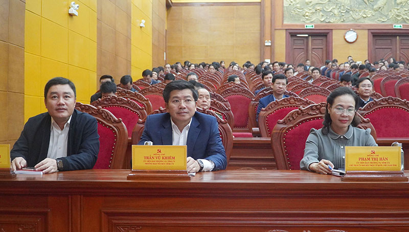 Các đồng chí trong Ban Thường vụ Tỉnh ủy dự hội nghị