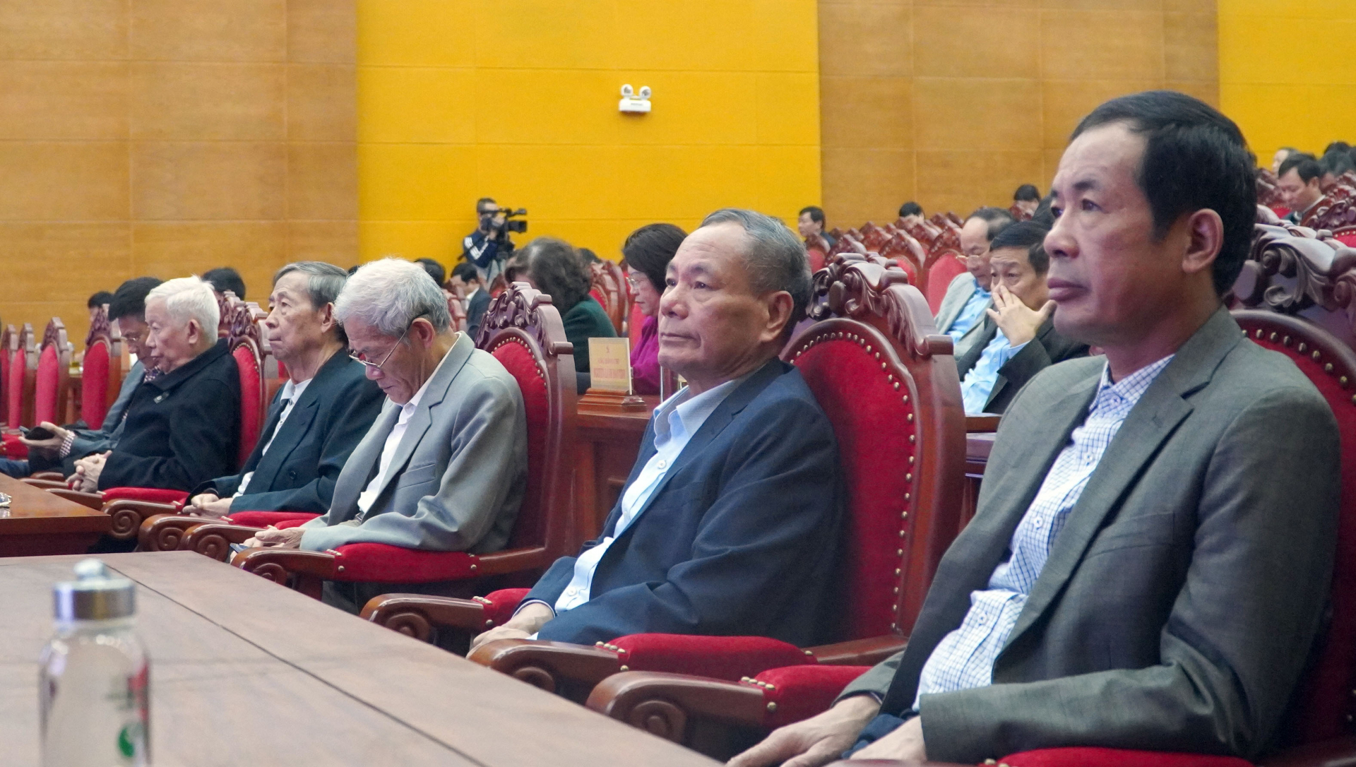 Các đồng chí nguyên lãnh đạo tỉnh tham dự hội nghị