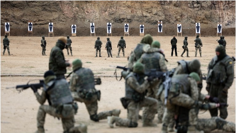 Binh sĩ Ukraine tại một trường bắn ở Toledo, Tây Ban Nha, ngày 2/12/2022. Ảnh: AFP