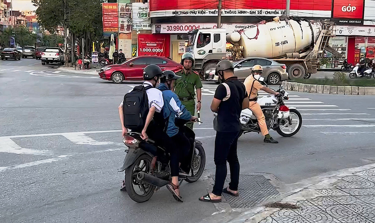 Nhiều trường hợp vi phạm bỏ chạy khi phát hiện có chốt trạm của lực lượng chức năng.
