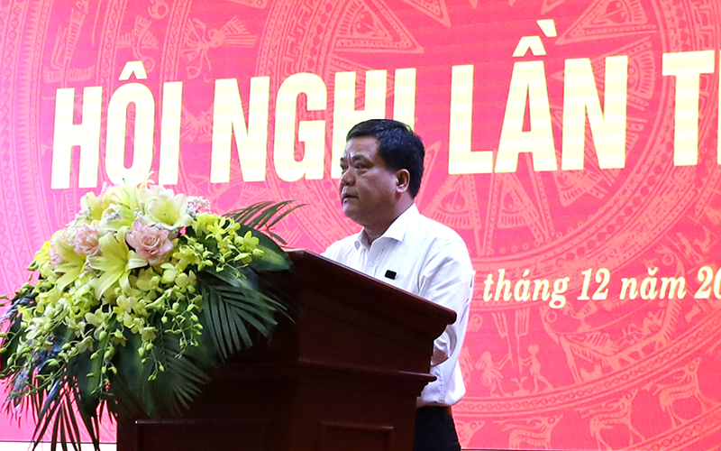 Đồng chí Trần Phong, Ủy viên Ban Thường vụ Tỉnh ủy, Bí thư Thành ủy Đồng Hới phát biểu kết luận tại hội nghị.