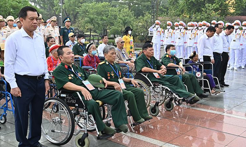 Đại biểu người có công dâng hương tưởng niệm tại Ðài tưởng niệm các Anh hùng liệt sĩ, đường Bắc Sơn, Hà Nội, ngày 23/7/2022 nhân kỷ niệm 75 năm Ngày Thương binh-Liệt sĩ. (Ảnh: Đăng Khoa)