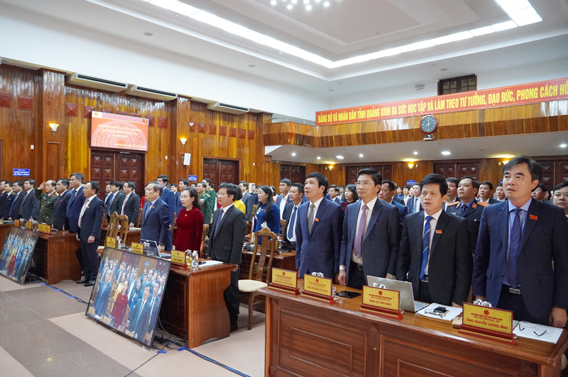 Các đại biểu thực hiện nghi lễ chào cờ trước khi bước vào phiên khai mạc kỳ họp.