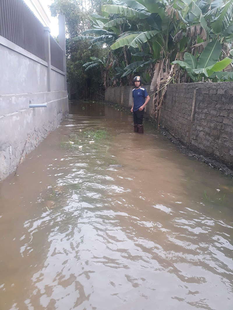 Chỉ cần một trận mưa, mặt đường ngập sâu trong nước.