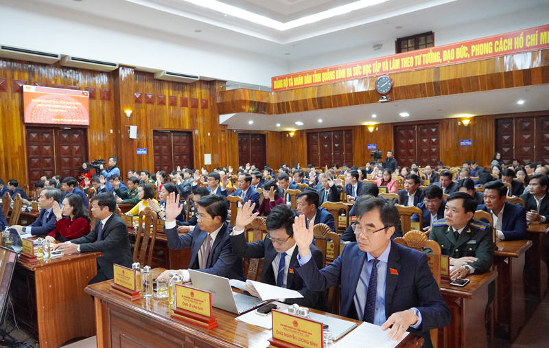 Các đại biểu biểu quyết thông qua chương trình kỳ họp