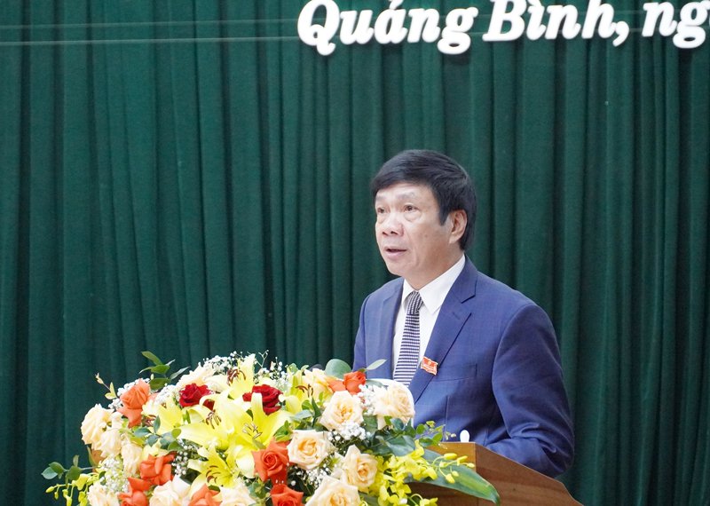 Đồng chí Phó Chủ tịch Thường trực HĐND tỉnh Nguyễn Công Huấn trình bày báo cáo của HĐND tỉnh.
