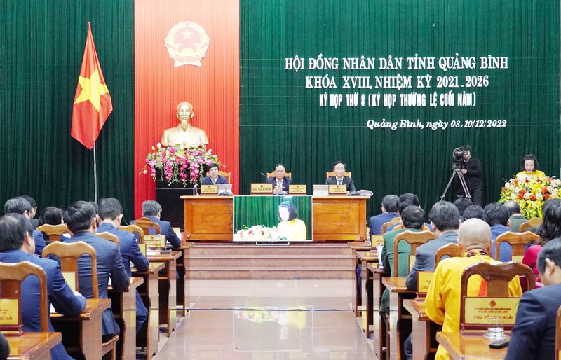  Các đồng chí Thường trực HĐND tỉnh chủ trì và điều hành kỳ họp.