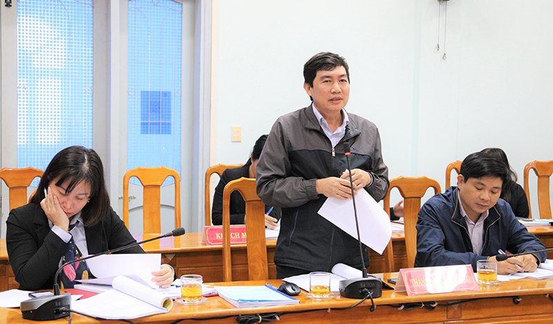 Các thành viên Hội đồng khoa học tham gia ý kiến. 