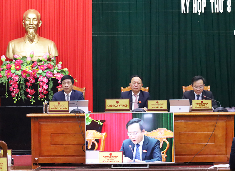 Các đồng chí Thường trực HĐND tỉnh điều hành kỳ họp.