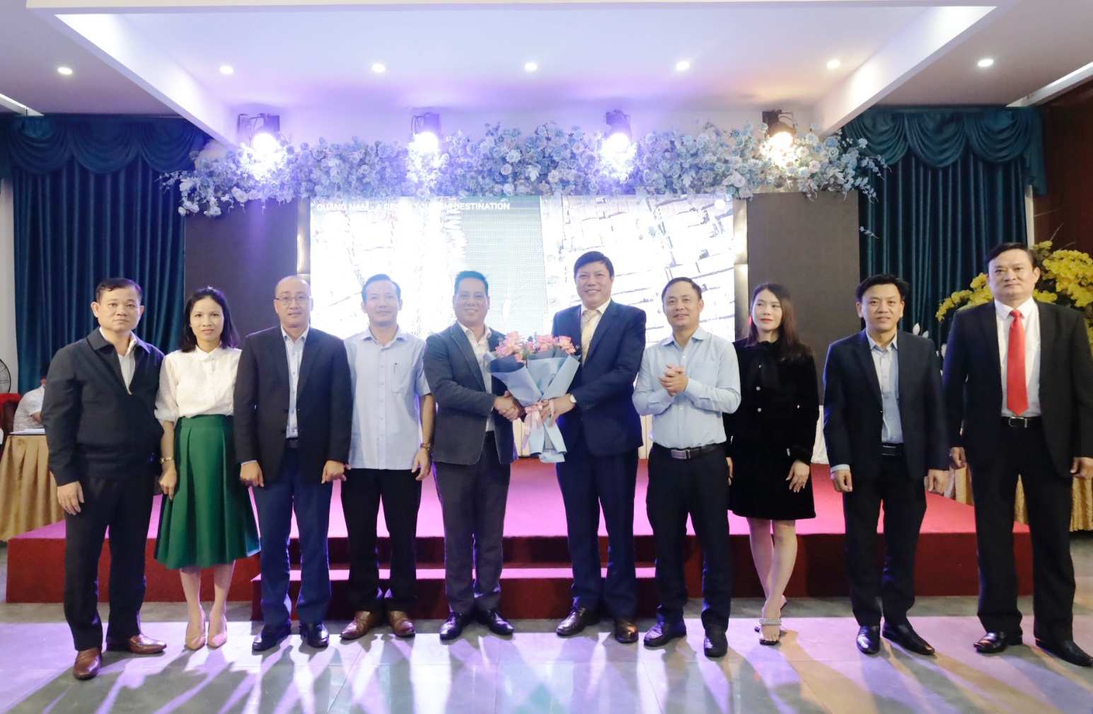 Bàn giao nhiệm vụ trưởng nhóm liên kết du lịch 5 địa phương miền Trung cho lãnh đạo Sở Văn hóa-Thể thao và Du lịch Quảng Nam.