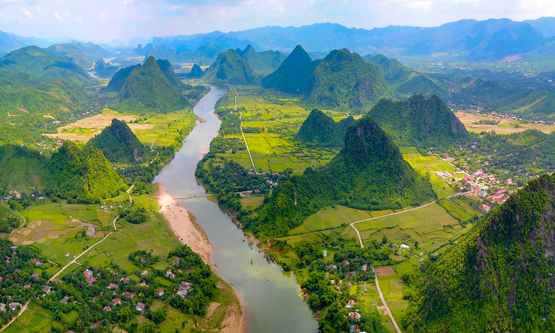 Sông Gianh đoạn chảy qua Đồng Hóa và Thạch Hóa.