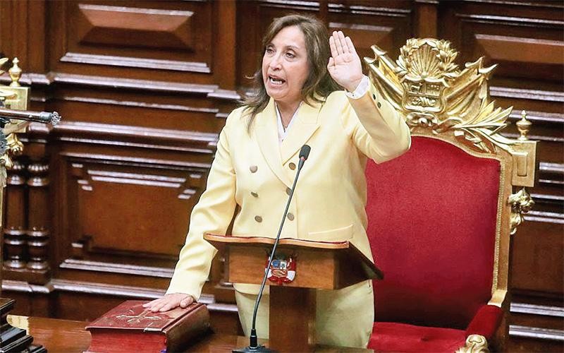  Bà Dina Boluarte tuyên thệ nhậm chức Tổng thống Peru. (Ảnh REUTERS)
