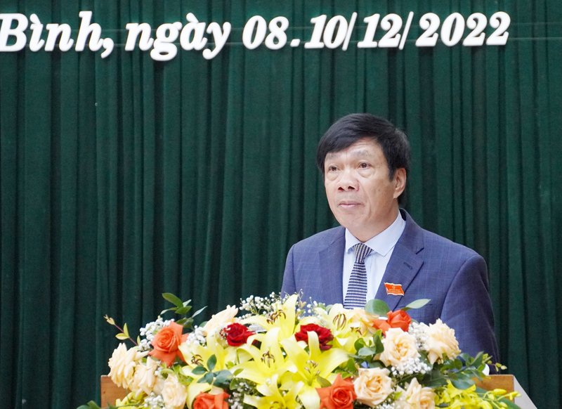 Đồng chí Phó Chủ tịch Thường trực HĐND tỉnh phát biểu kết luận phiên thảo luận. 