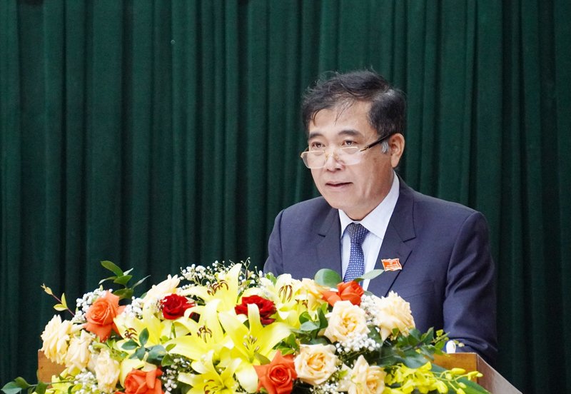 Đồng chí Phó Chủ tịch Thường trực UBND tỉnh báo cáo kết quả thực hiện các nội dung kết luận của Chủ tọa kỳ họp thứ 6.
