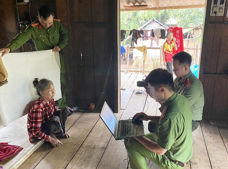  Công an huyện Bố Trạch hỗ trợ người lớn tuổi làm CCCD tại nhà.