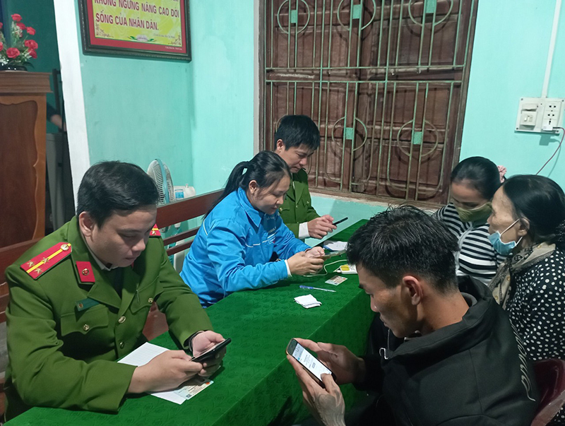 Công huyện Bố Trạch nỗ lực tăng ca, làm ngày, làm đêm đẩy nhanh tiến độ cấp tài khoản định danh điện tử.