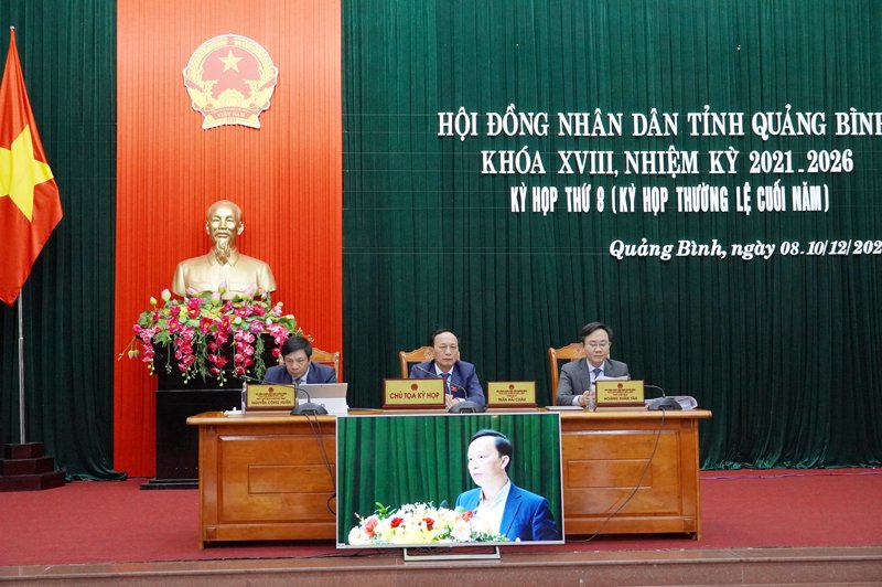 Các đồng chí Thường trực HĐND tỉnh chủ trì phiên họp.
