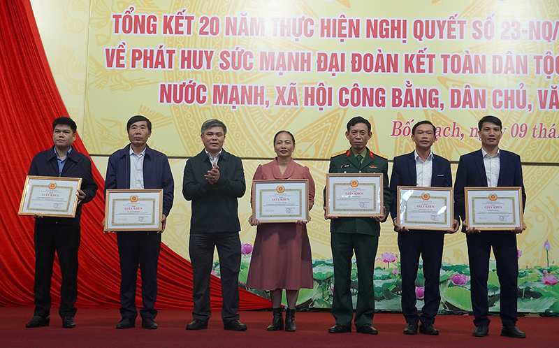 Đại diện lãnh đạo Huyện ủy Bố Trạch tặng giấy khen cho các tập thể có thành tích xuất sắc trong thực hiện Nghị quyết số 23-NQ/TW của BCH Trung ương Đảng.