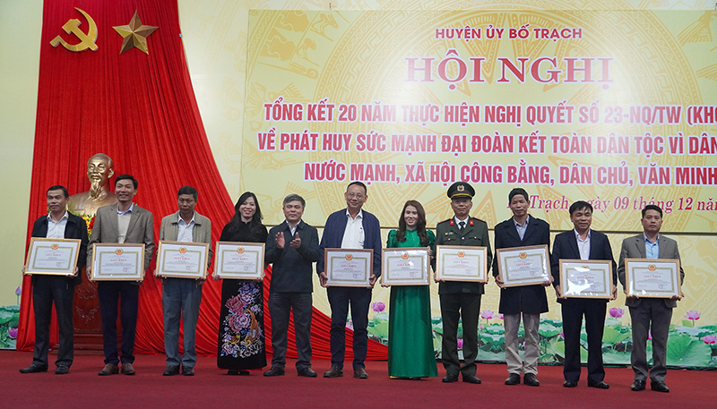 Đại diện lãnh đạo Huyện ủy Bố Trạch tặng giấy khen cho các cá nhân có thành tích xuất sắc trong thực hiện Nghị quyết số 23-NQ/TW của BCH Trung ương Đảng.
