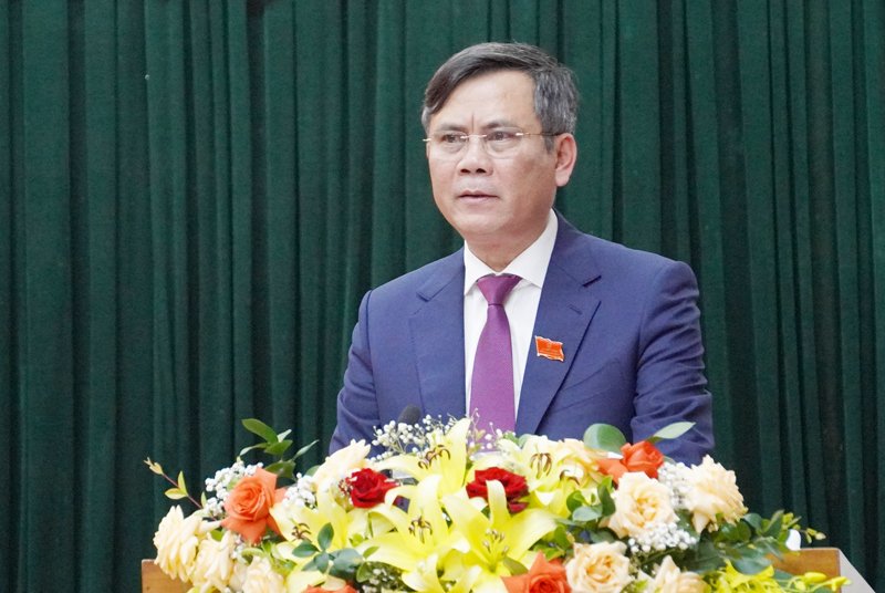 Đồng chí Chủ tịch UBND tỉnh Trần Thắng phát biểu tại phiên họp.