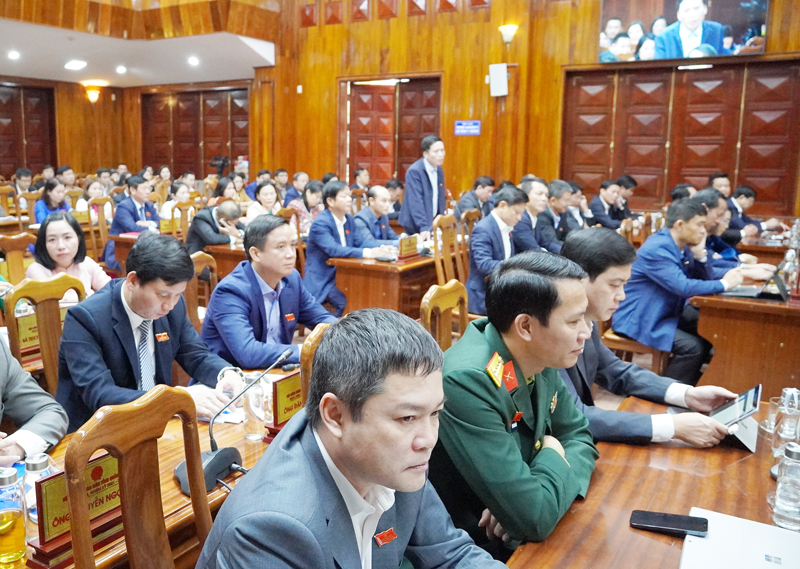 Các đại biểu HĐND tỉnh chất vấn thủ trưởng các sở, ngành về các vấn đề cử tri quan tâm.