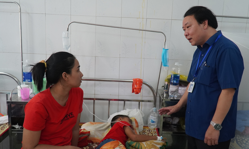 Cung ứng đủ thuốc, vật tư, trang thiết bị y tế nhằm đáp ứng nhu cầu khám chữa bệnh cho người dân.
