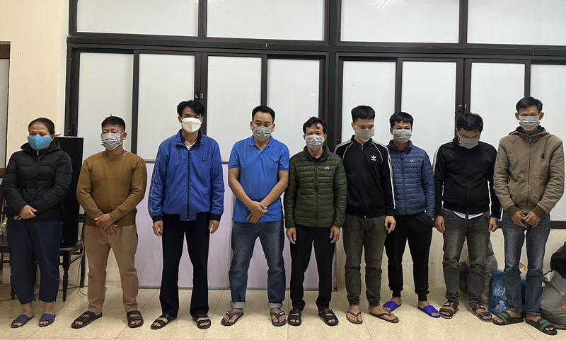 Các đối tượng liên quan trong đường dây cá độ bóng đá bị lực lượng chức năng triệt phá ở huyện Lệ Thủy.