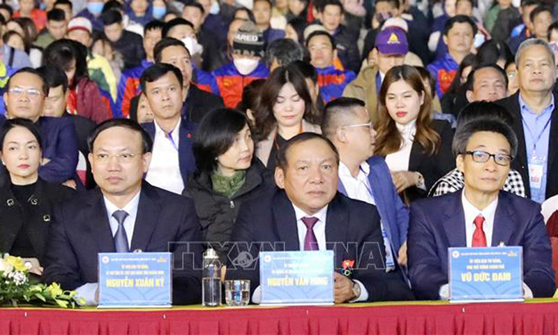 Phó Thủ tướng Vũ Đức Đam cùng các đại biểu dự lễ khai mạc. Ảnh: Trung Kiên/TTXVN Phó Thủ tướng Vũ Đức Đam, Bộ trưởng Bộ Văn hóa Thể thao và Du lịch Nguyễn Văn Hùng và lãnh đạo một số bộ, ngành và 63 tỉnh, thành phố dự lễ khai mạc.