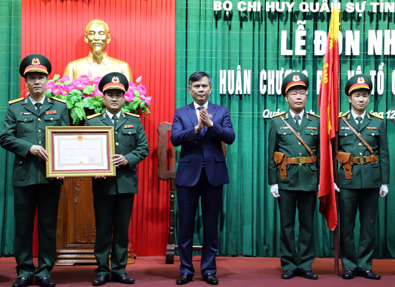 Thừa ủy quyền của Chủ tịch nước Đồng chí Trần Thắng trao Huân chương BVTQ hạng Ba cho Bộ CHQS tỉnh