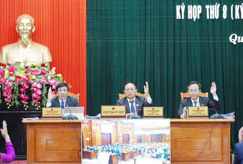 Các đồng chí Thường trực HĐND tỉnh biểu quyết thông qua nghị quyết.