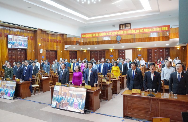 Các đại biểu thực hiện nghi lễ chào cờ bế mạc kỳ họp.