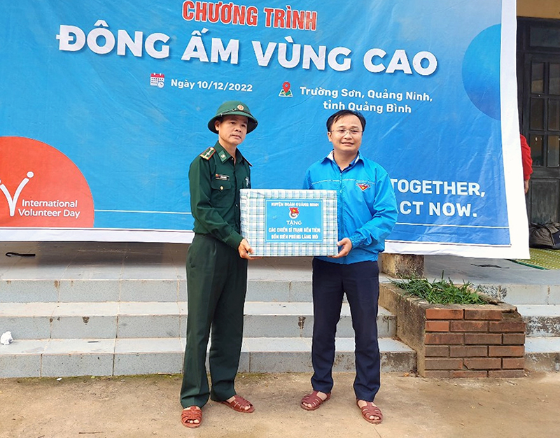 Đoàn cũng đã tặng quà cho cán bộ chiến sĩ Đồn Biên phòng Làng Mô tham gia trực chốt tại bản Nước Đắng